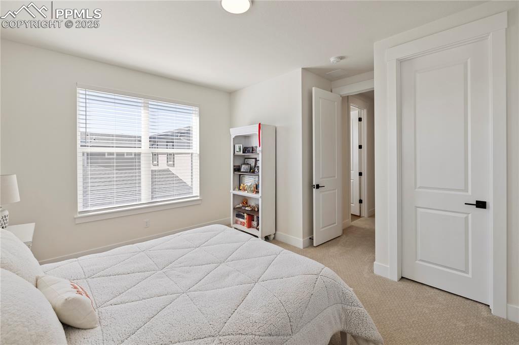 Image 25 of 50: Bedroom