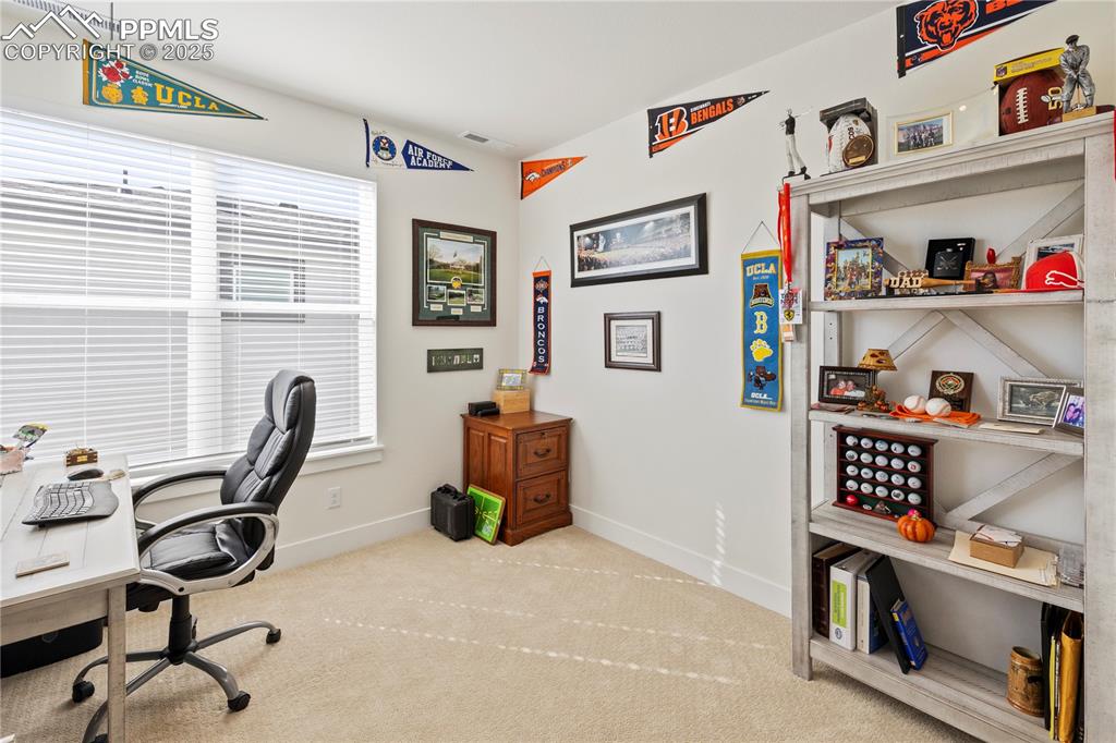 Image 26 of 50: Office