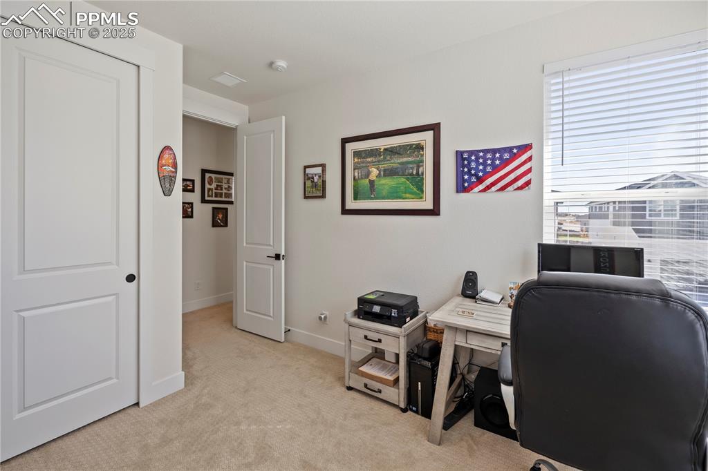 Image 27 of 50: Office