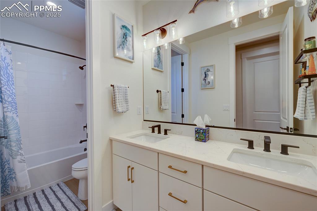 Image 28 of 50: Bathroom