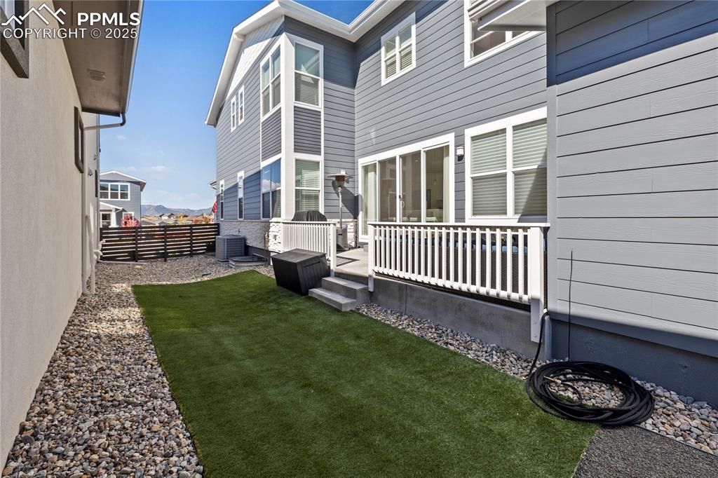 Image 37 of 50: Yard