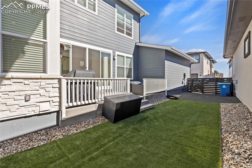 Image 38 of 50: Yard