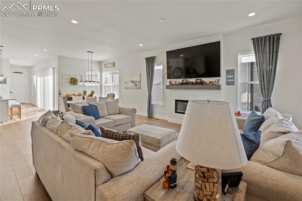 Image 4 of 50: Living Room