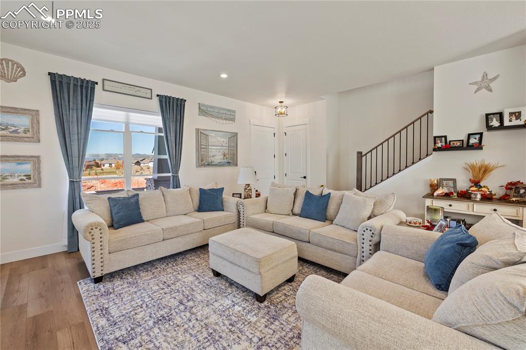 Image 5 of 50: Living Room