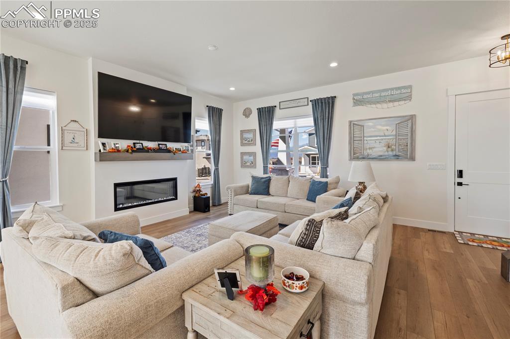 Image 6 of 50: Living Room