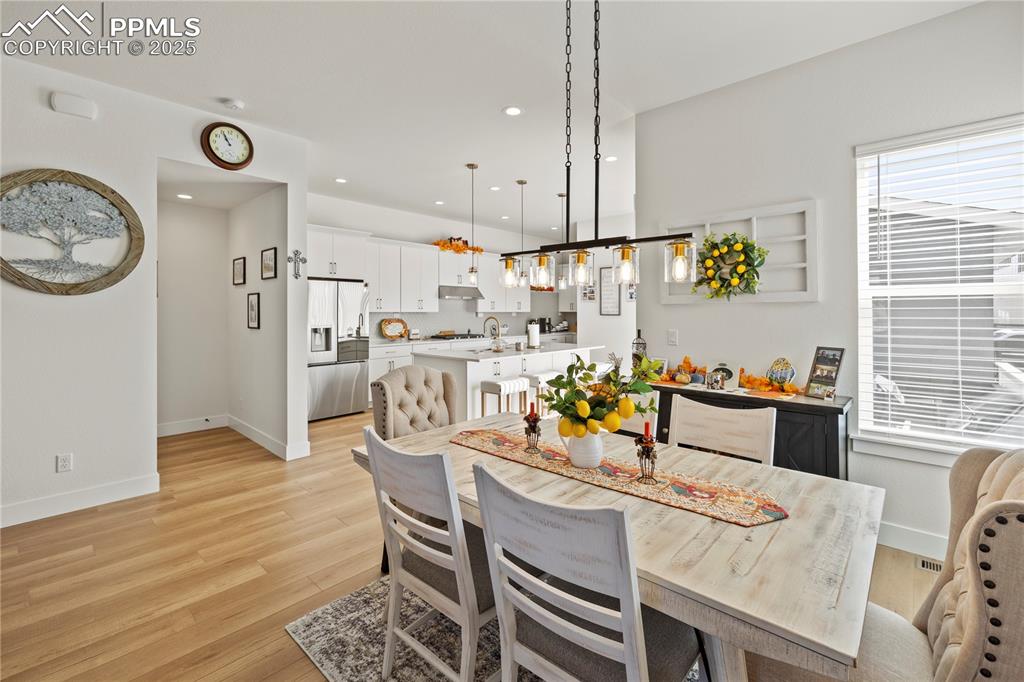 Image 8 of 50: Dining Area