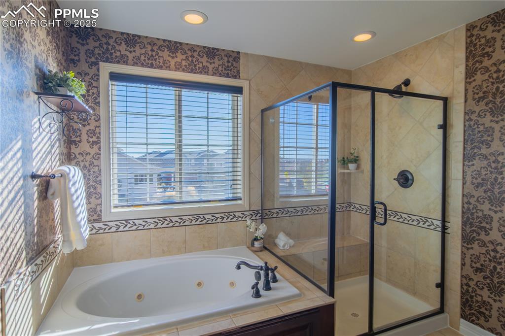 Image 20 of 44: Bathroom