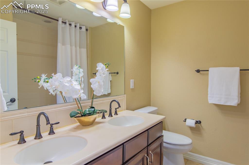 Image 25 of 44: Bathroom