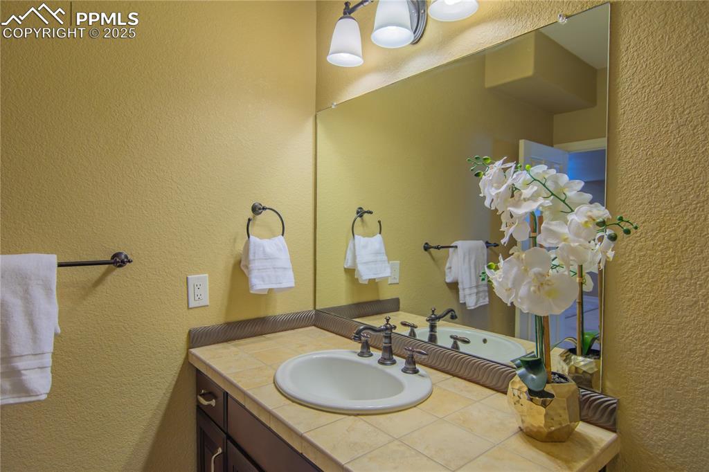 Image 34 of 44: Bathroom