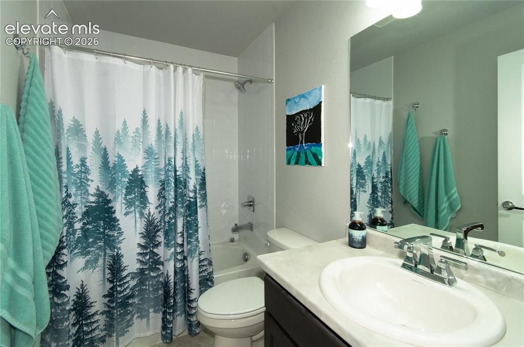 Image 20 of 31: Bathroom