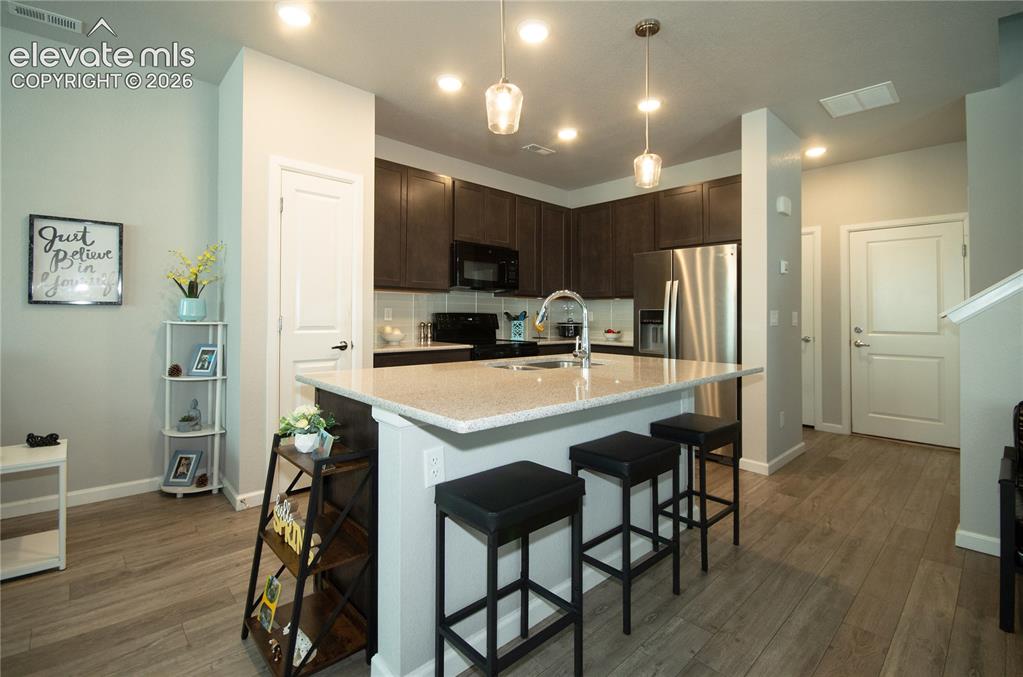 Image 8 of 31: Kitchen