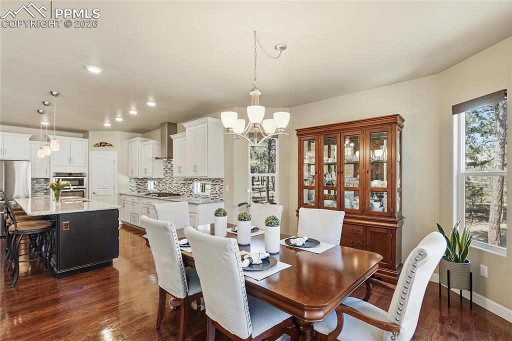 Image 14 of 45: Dining Area