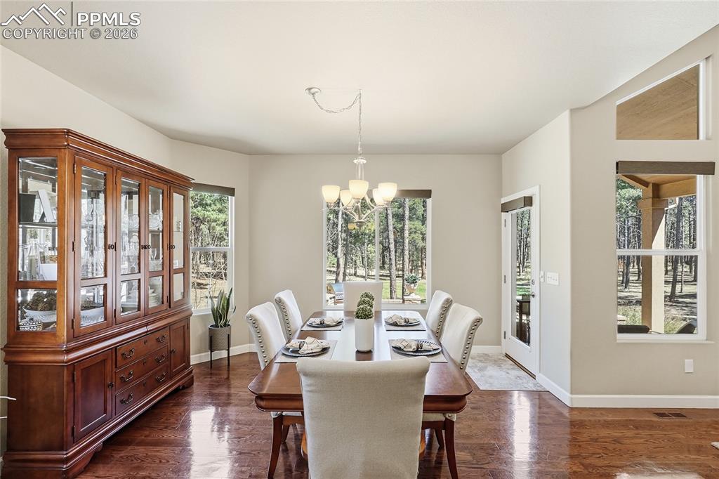 Image 15 of 45: Dining Area