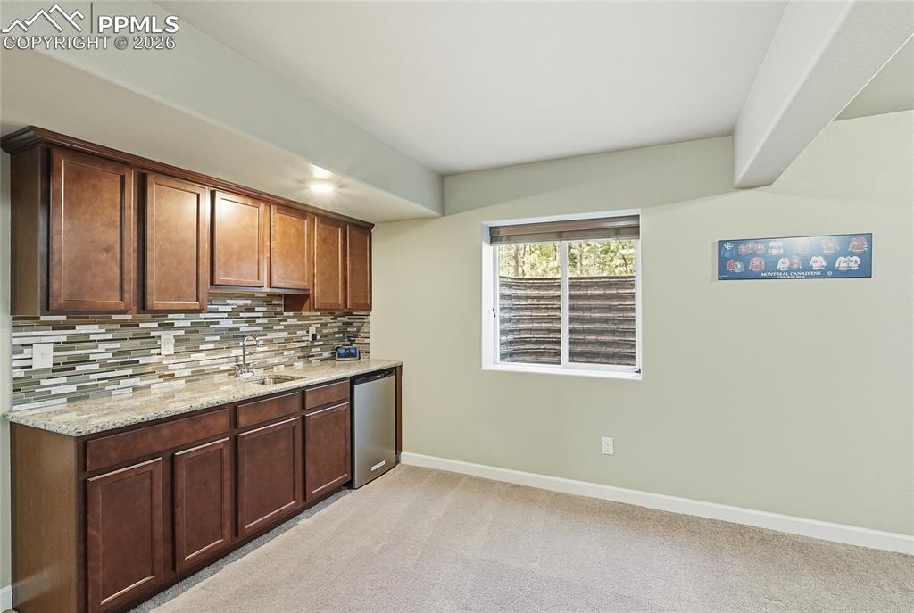 Image 32 of 45: Wet Bar