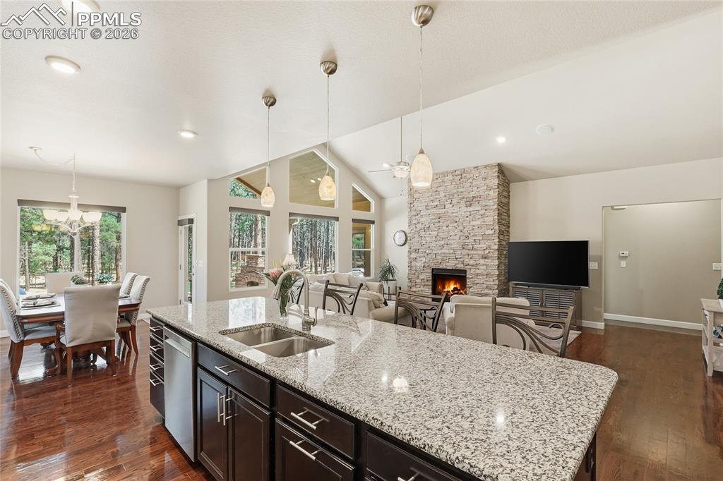 Image 9 of 45: Granite countertops