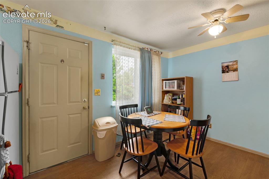 Image 10 of 25: Kitchen