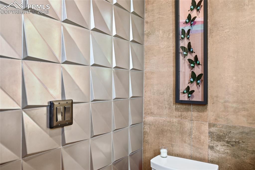 Image 11 of 50: Entry Level Bath En Suite