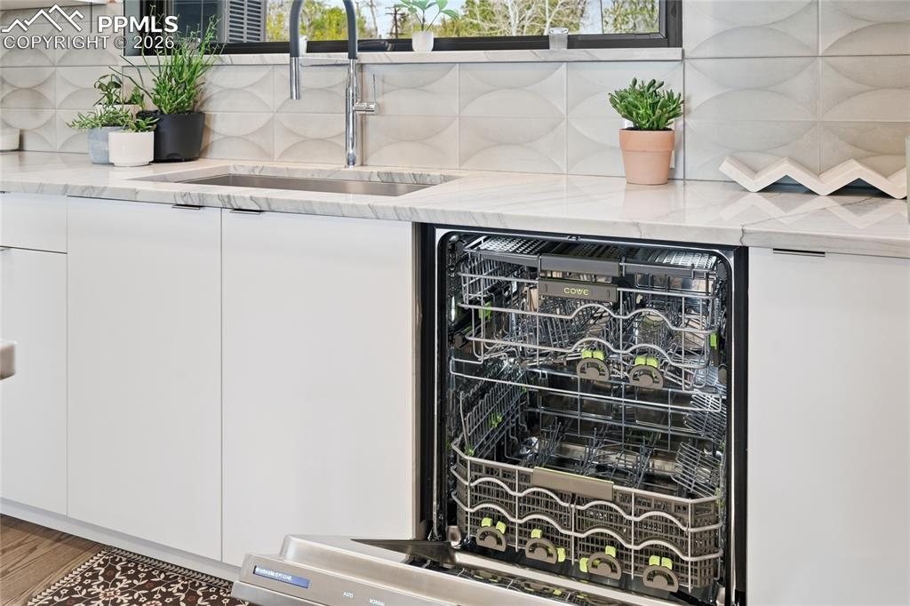 Image 13 of 50: Custom 4