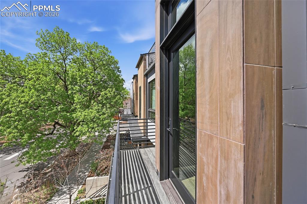 Image 21 of 50: Large Island & Pantry