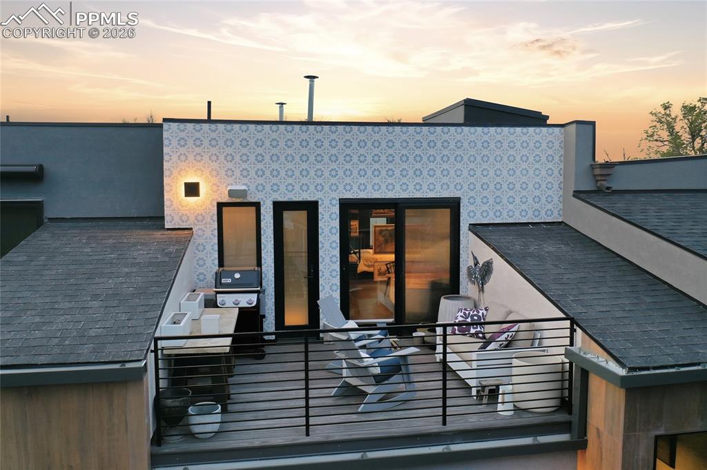 Image 38 of 50: Custom Glass Wall & Large Soaking Tub