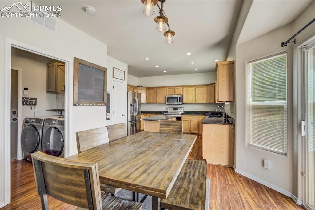 Image 14 of 50: Dining Area