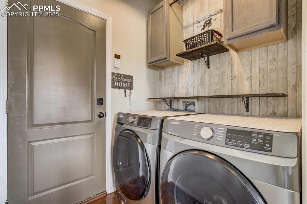 Image 15 of 50: Laundry