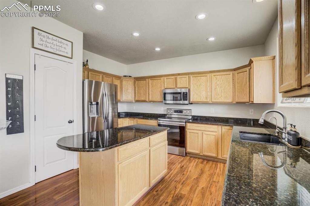 Image 16 of 50: Kitchen