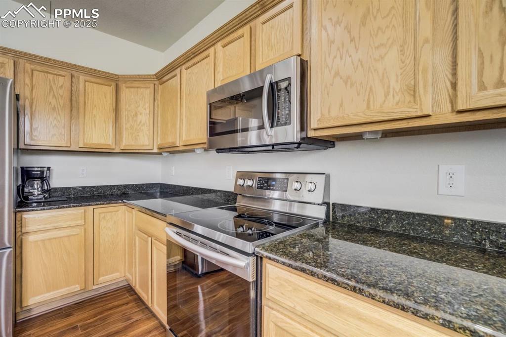 Image 17 of 50: Kitchen