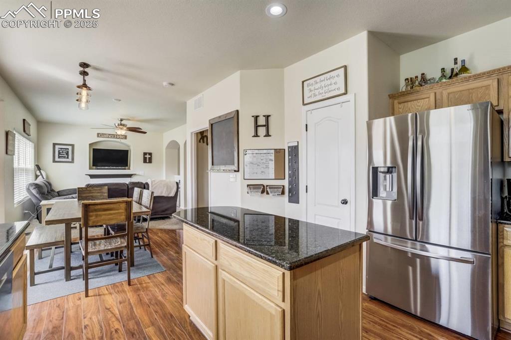 Image 19 of 50: Kitchen
