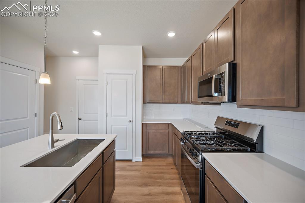 Image 16 of 21: Kitchen