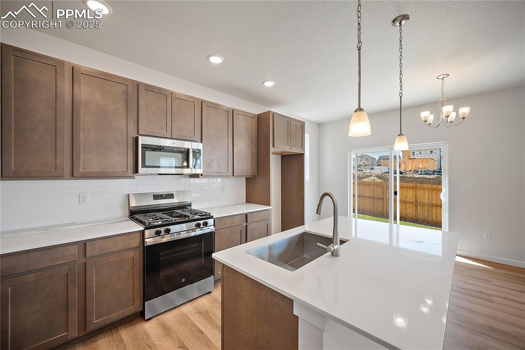 Image 18 of 21: Kitchen