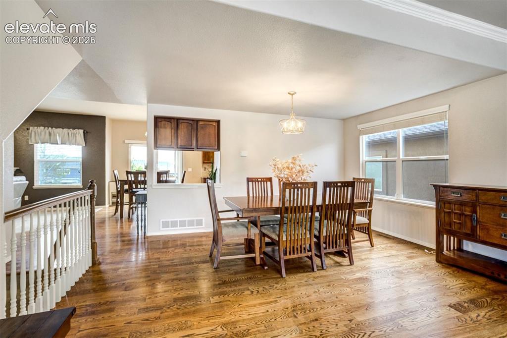 Image 10 of 50: Dining Area