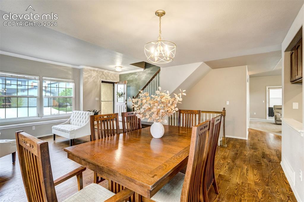 Image 11 of 50: Dining Area