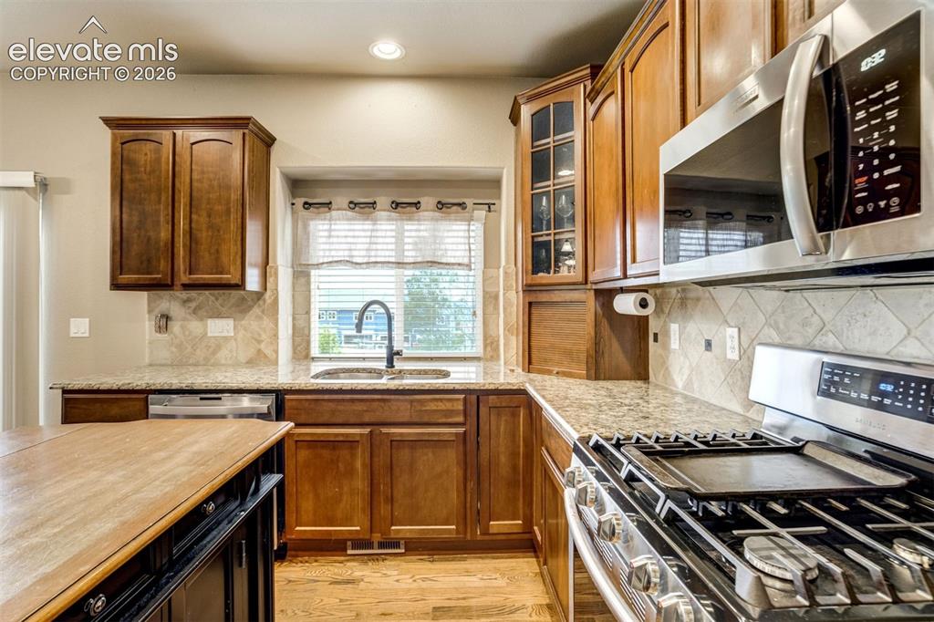 Image 12 of 50: Kitchen
