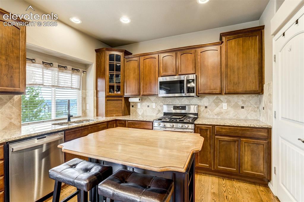 Image 13 of 50: Kitchen