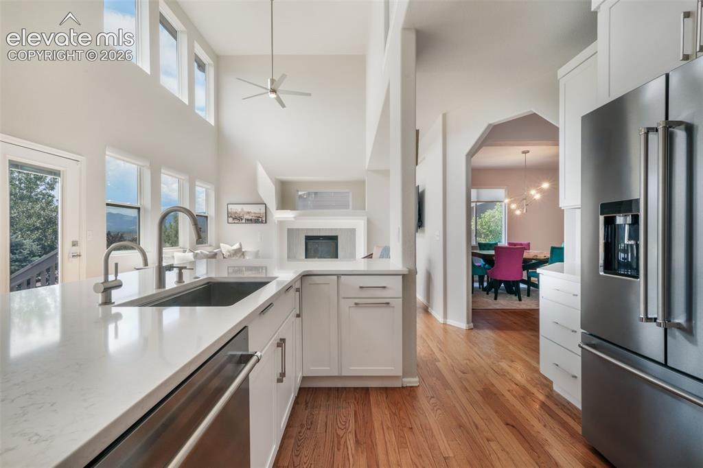 Image 10 of 50: Kitchen