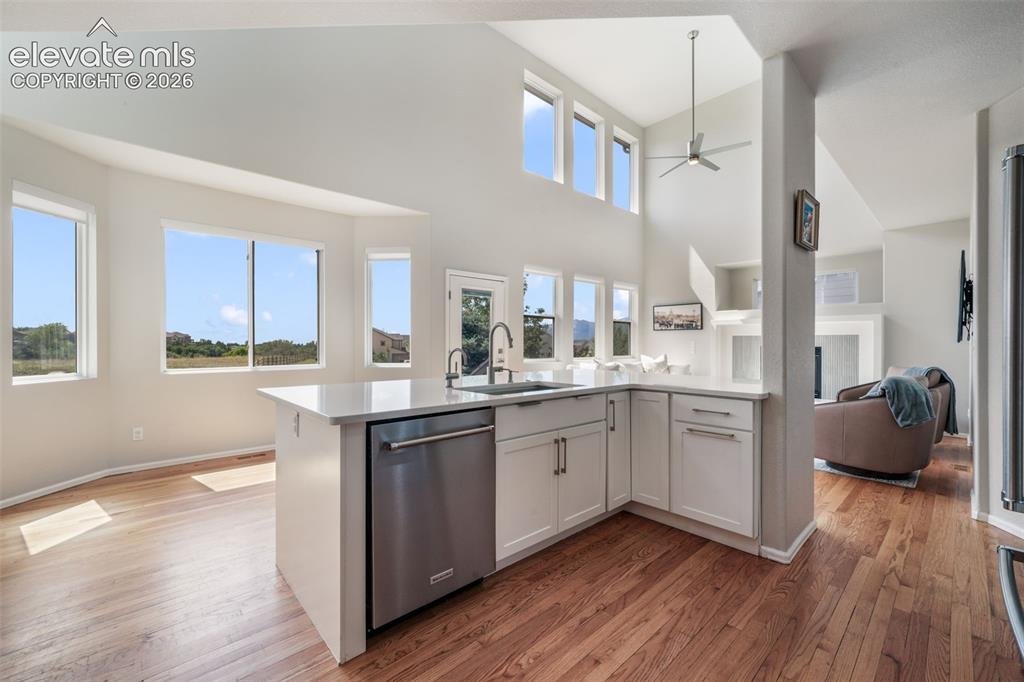 Image 8 of 50: Kitchen
