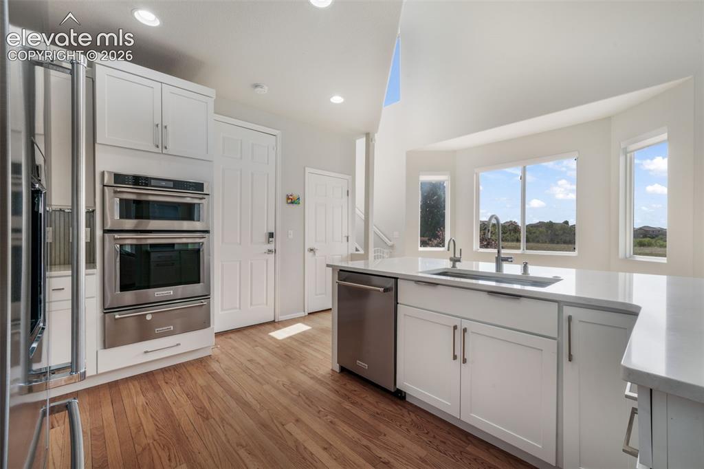 Image 9 of 50: Kitchen