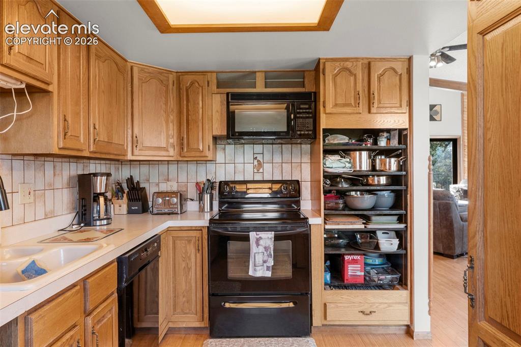 Image 11 of 28: Kitchen