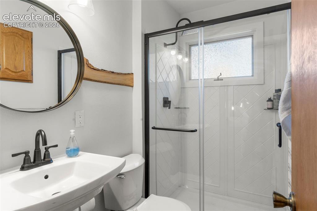 Image 13 of 28: Bathroom