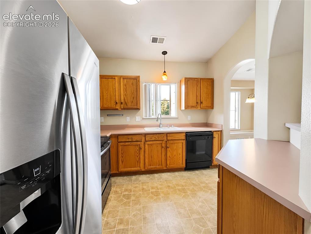 Image 10 of 24: Kitchen