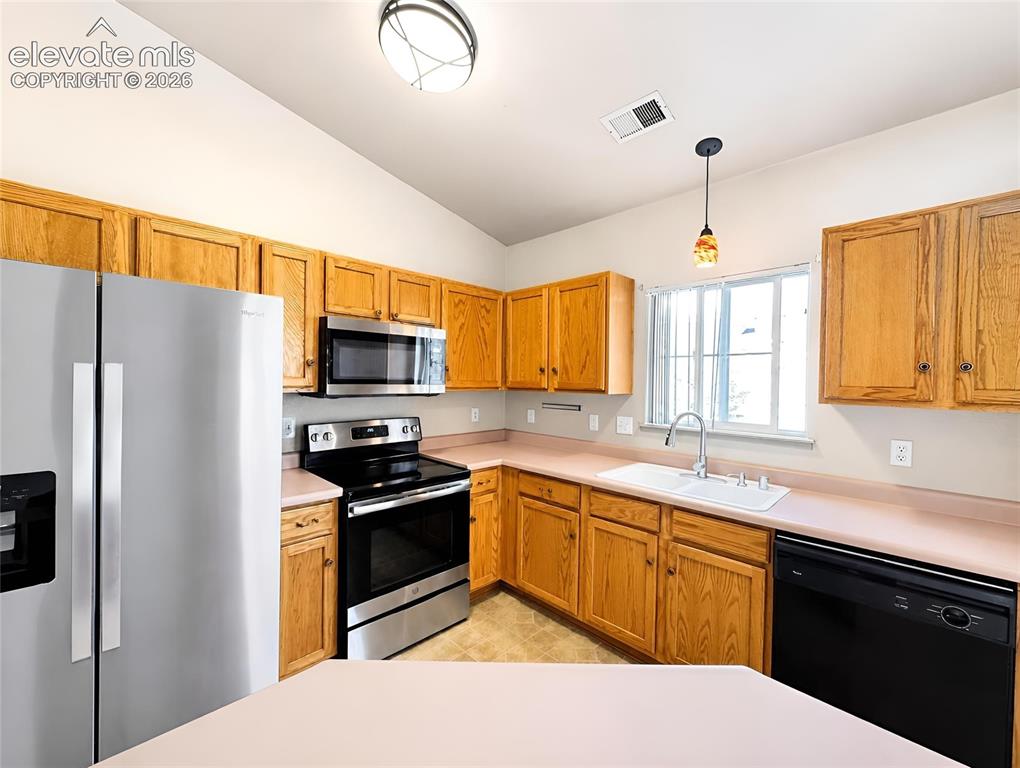 Image 11 of 24: Kitchen