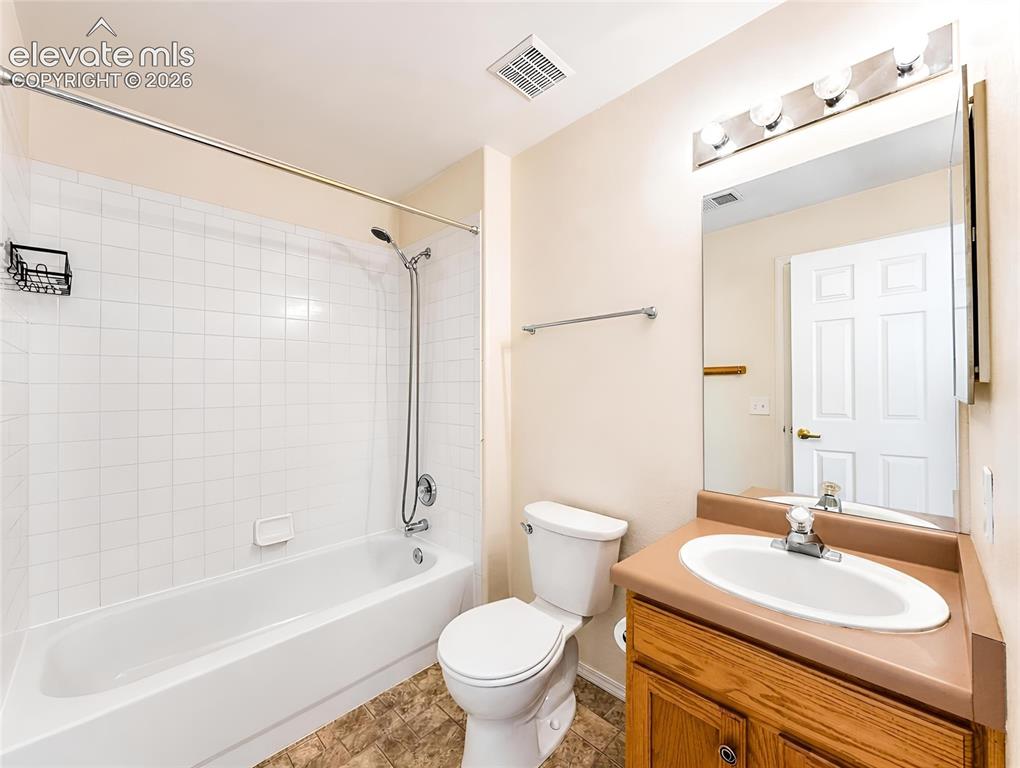 Image 22 of 24: Bathroom