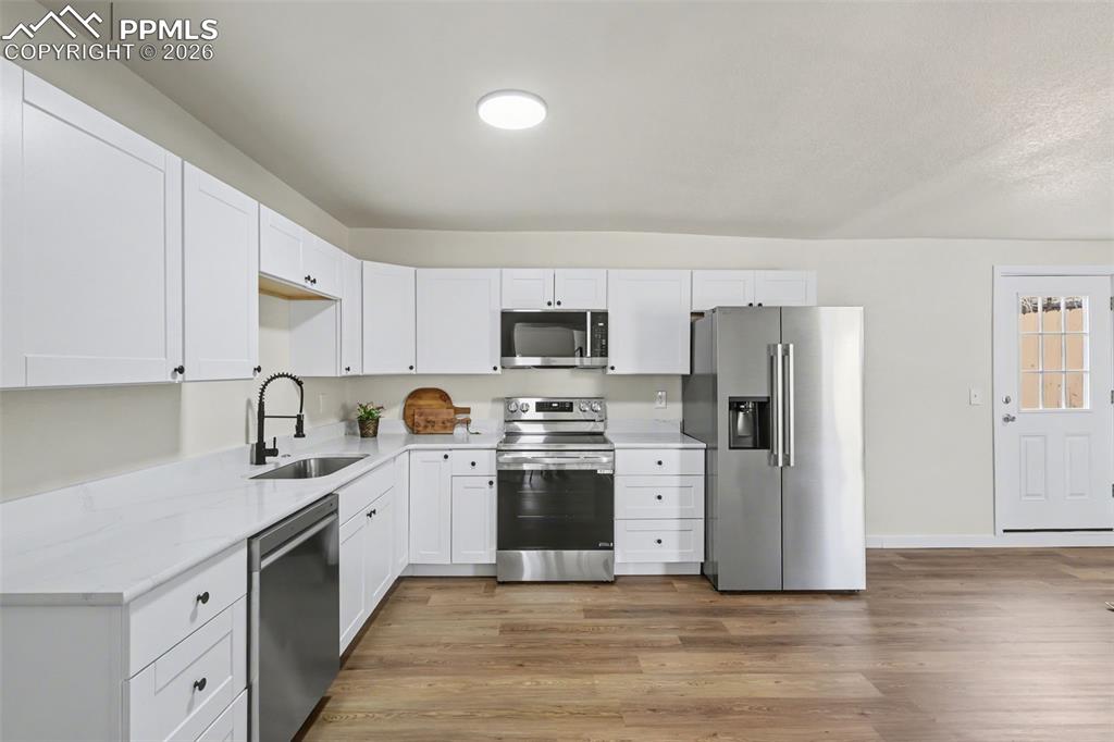 Image 16 of 46: Kitchen