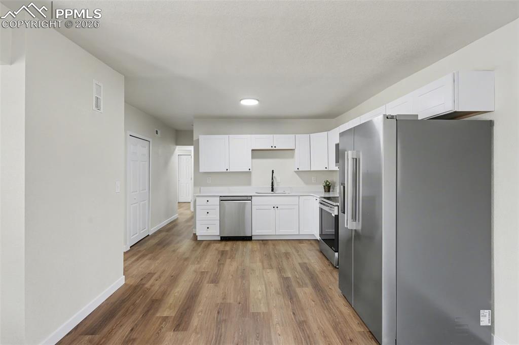 Image 17 of 46: Kitchen