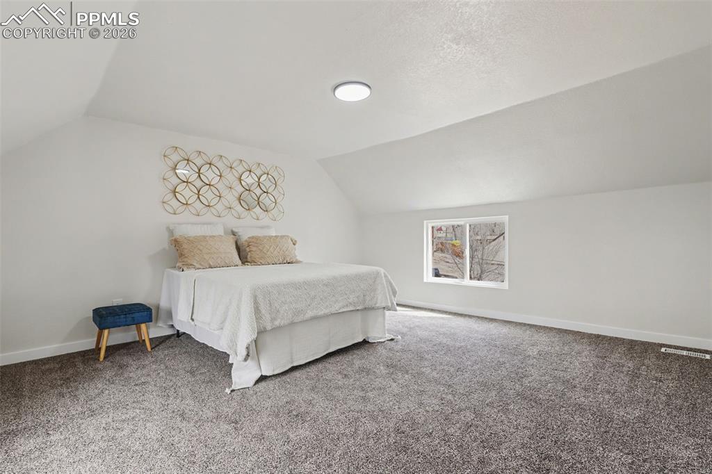 Image 23 of 46: Bedroom