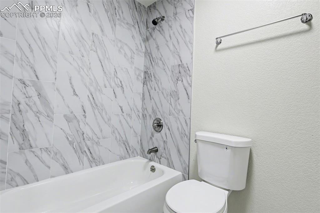 Image 42 of 46: Bathroom