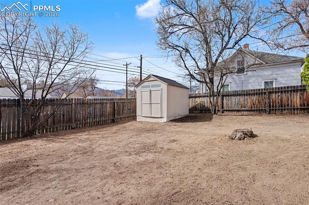 Image 43 of 46: Yard