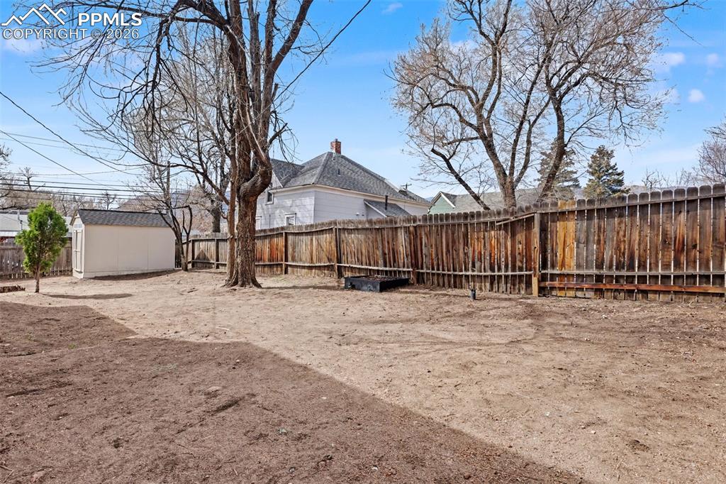 Image 44 of 46: Yard