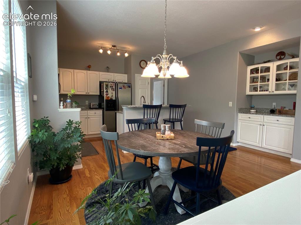 Image 18 of 40: Perfect for enjoying meals as a household or hosting family and friends